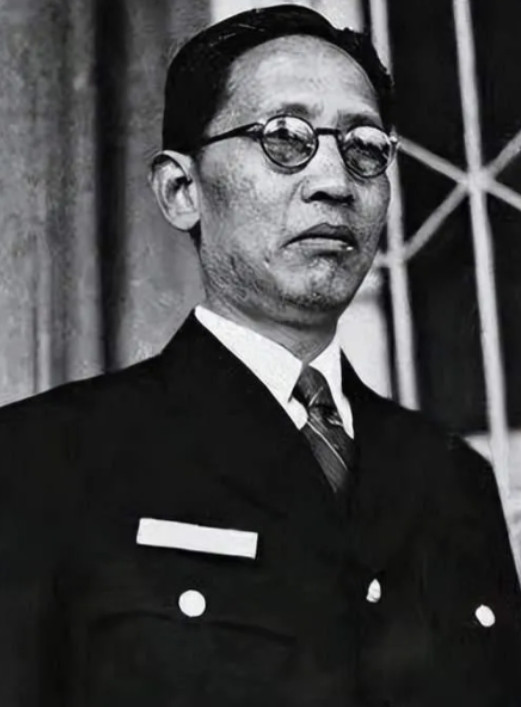 1949年，有个中统特务头目名叫叶秀峰，他把足足2700多根金条交给儿子，让儿子