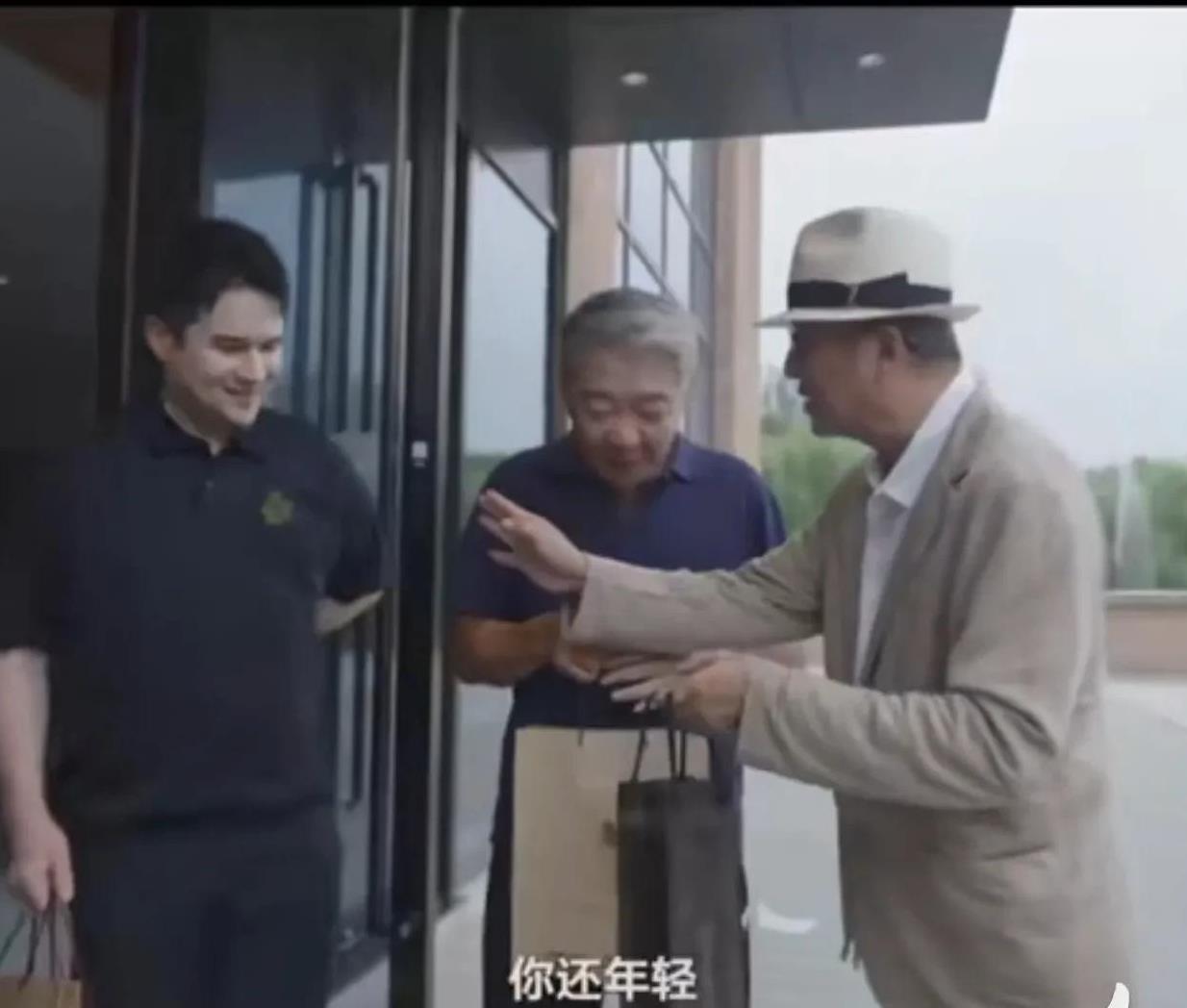 发现台湾名人大S的师傅王伟忠拜访郭德纲和名导郑晓龙送的伴手礼一样也不一样。一样的