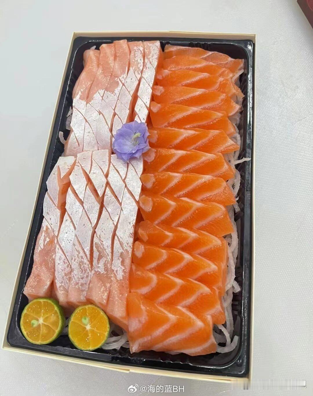 买三文鱼套餐吃到虹鳟食客起诉餐厅三文鱼的纹理很清晰很均匀带有明显的白色脂肪条纹