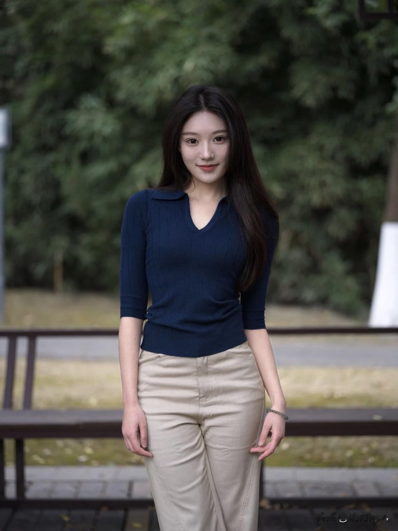 姐妹们，是不是一到户外拍照就手脚不知道怎么放？其实真不用整那些花里胡哨的，几个小