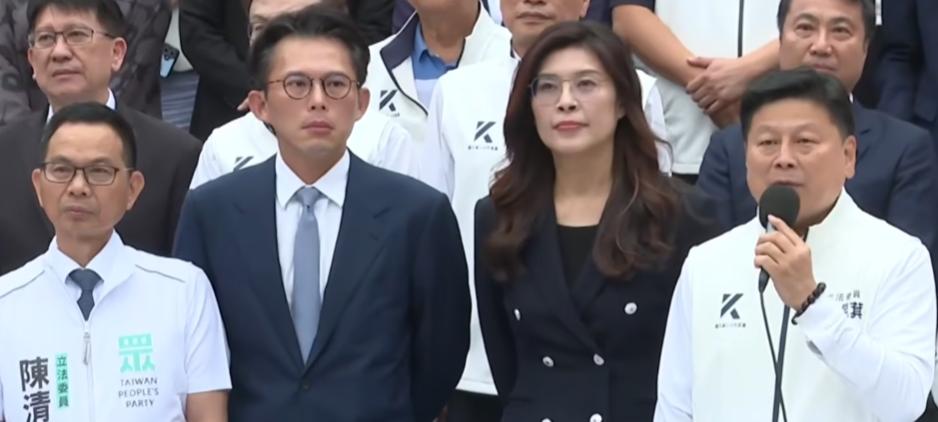 就在刚刚，岛内“立法院”通过了国民党民众党联合提交的“7800亿分两批编列“的方