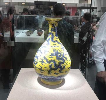 1966年烟台，农民李焕除草时，竟意外刨出了一个小绿瓶，他环顾了下四周，趁无人发