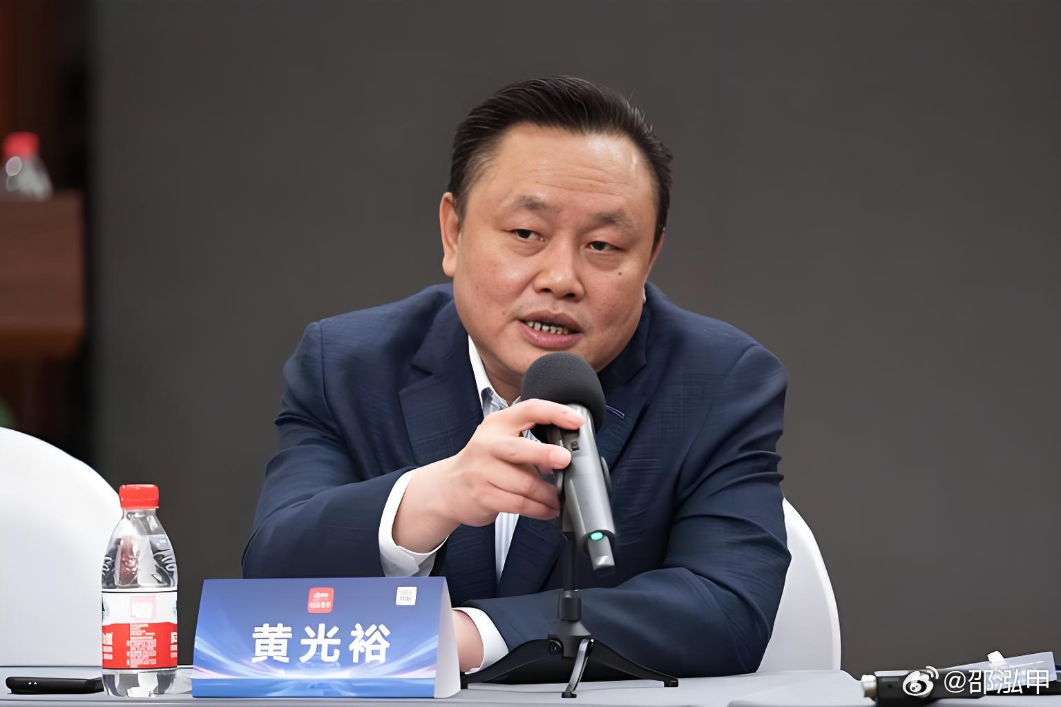 黄光裕意气风发的时候和现在判若两人，完美深度演绎了什么叫精气神；即便不用看八字就