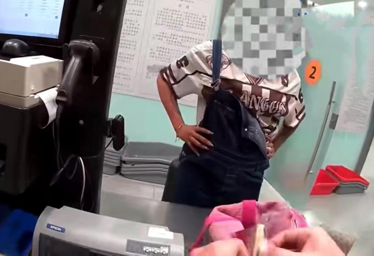 够大胆！青岛胶州，机场海关在入境旅客中，发现一名女子的行李有问题，里面的东西密度
