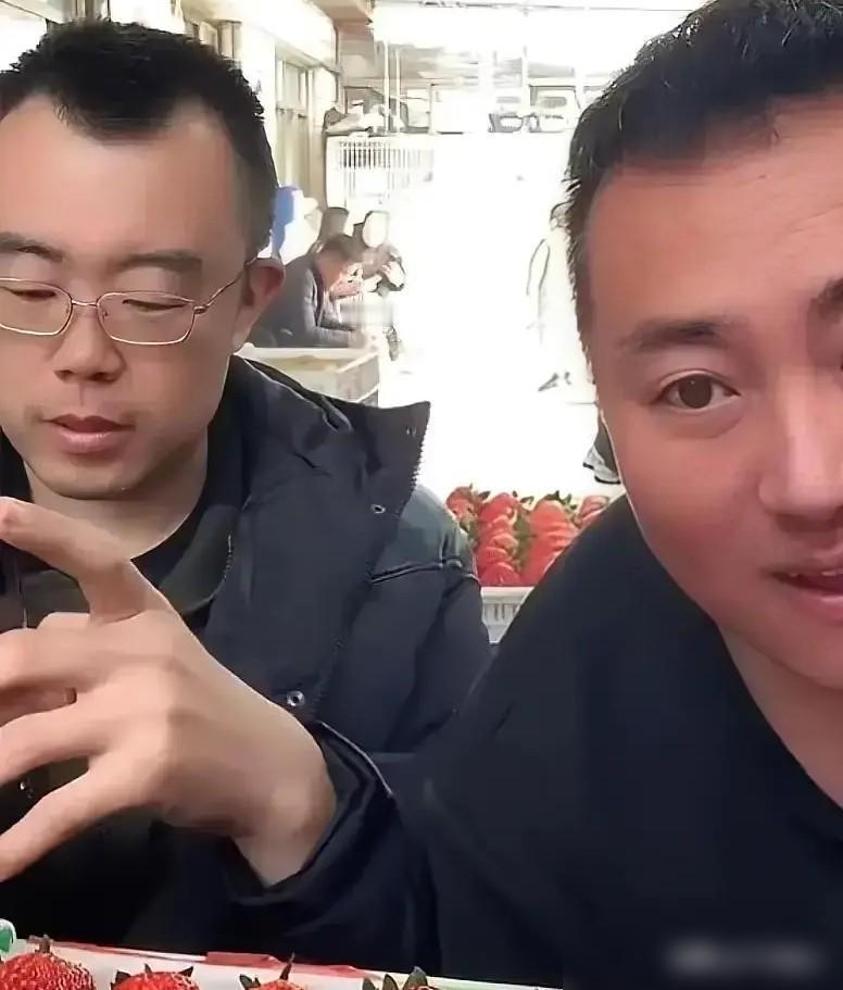 话说韩德君卖草莓🍓辽宁本钢男篮韩德君今年退役后，没有跟刘志轩一样留在辽篮俱乐部