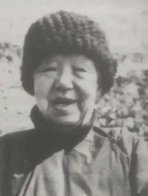 1942年，50多名八路军被日军逼上悬崖，藏进18个山洞，一藏就是20多天。活命