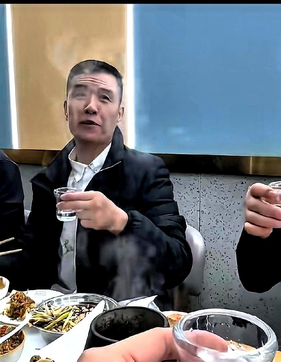 一个电话，本山传媒让他暂时离开，他扭头就交了合同。他问，是我演砸了，还是犯