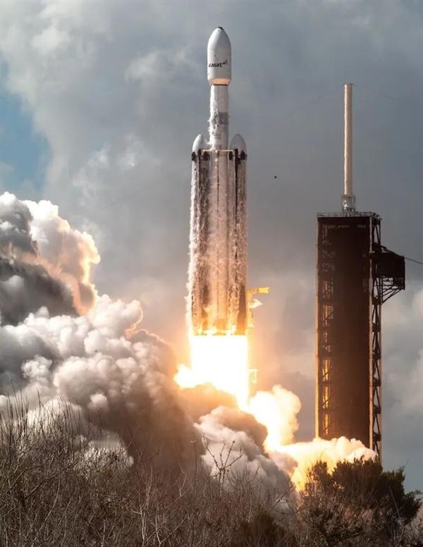 【时隔18个月猎鹰重型火箭发射6吨巨型卫星】北京时间4月29日22点13分，S