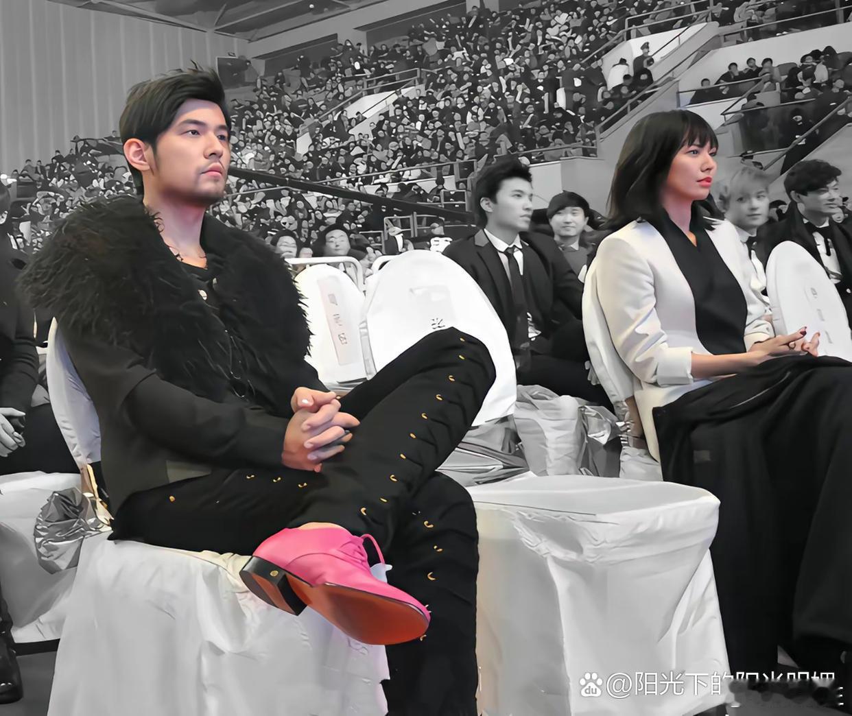 猜猜看，是谁坐在孙燕姿和周杰伦中间，才能压得住他俩此时的气场？​​​