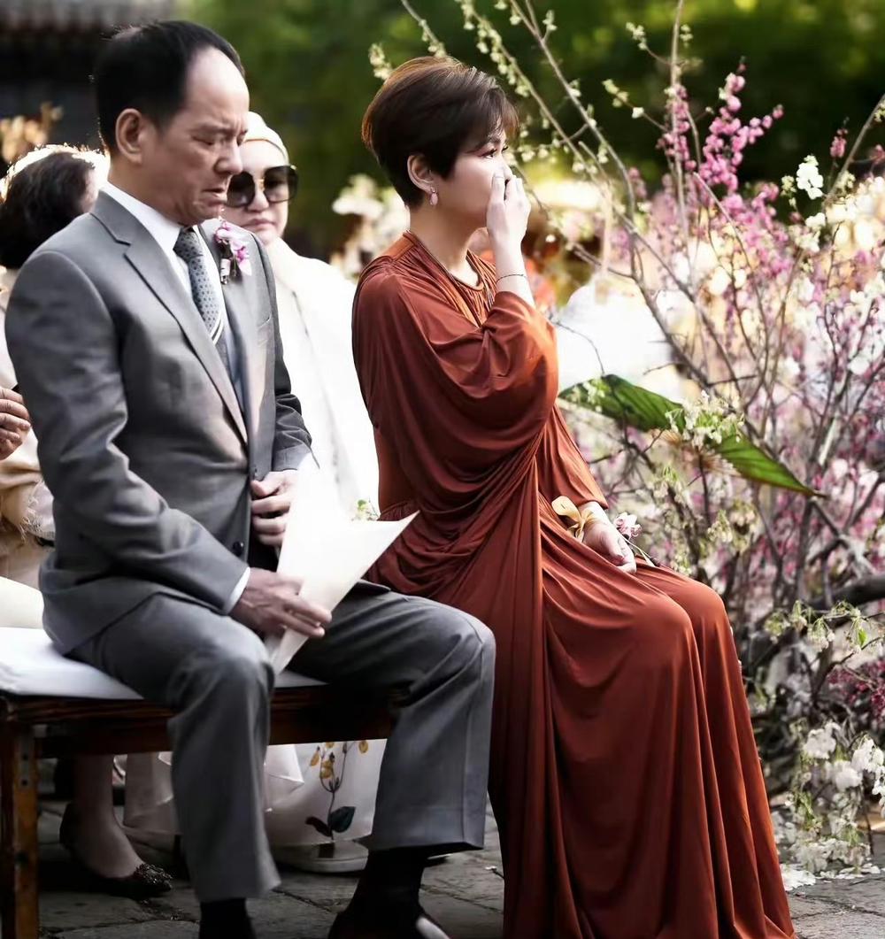 这反差也太大了，马筱梅婚礼上妈妈捂着鼻子哭泣，女儿捂住嘴巴偷笑……马筱梅妈妈都
