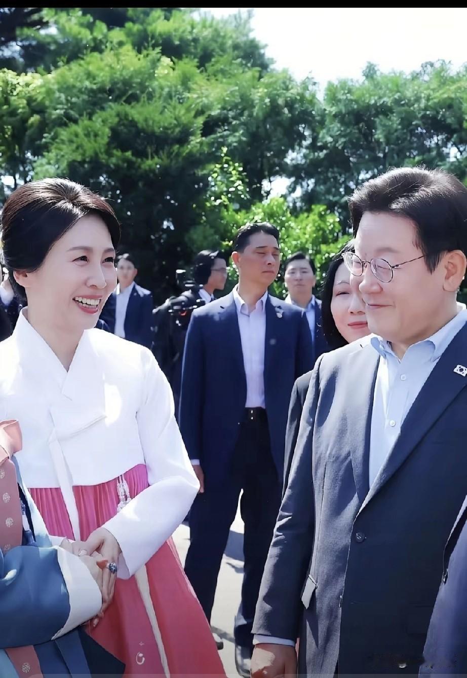 刚开始看李在明在地摊吃黄瓜，我觉得他只是做做样子。后来对图片仔细观察，看到他既