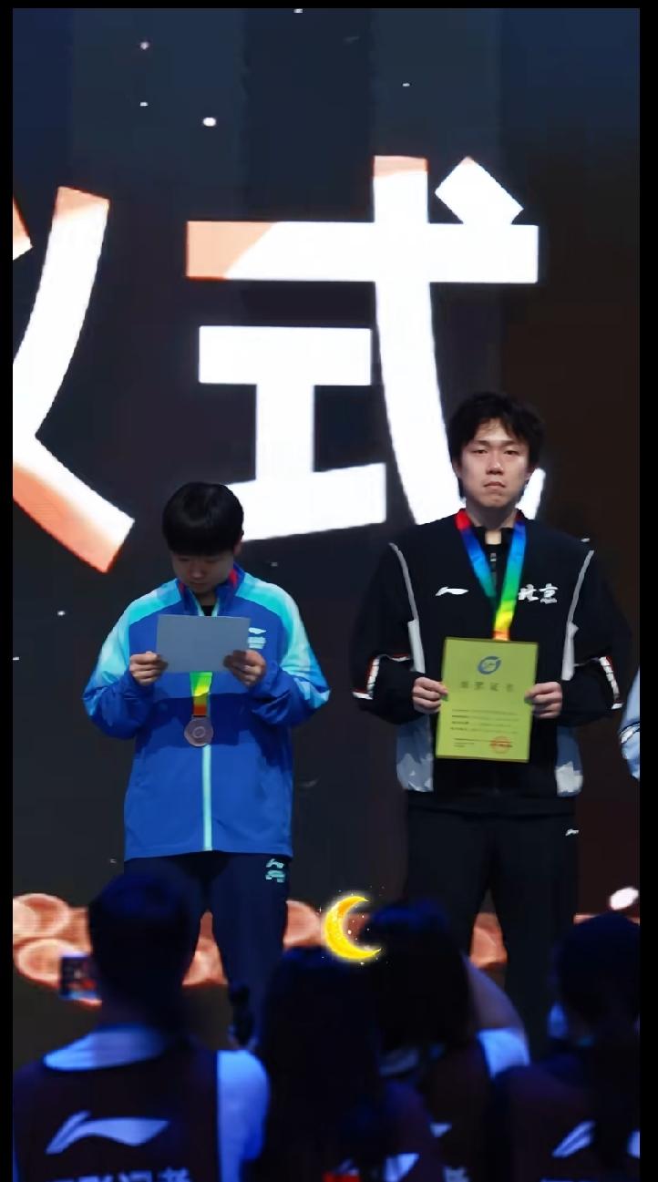 长沙全锦赛混双颁奖现场细节太可爱！颁奖从季军队伍开始，孙颖莎站在领奖台上，捧着