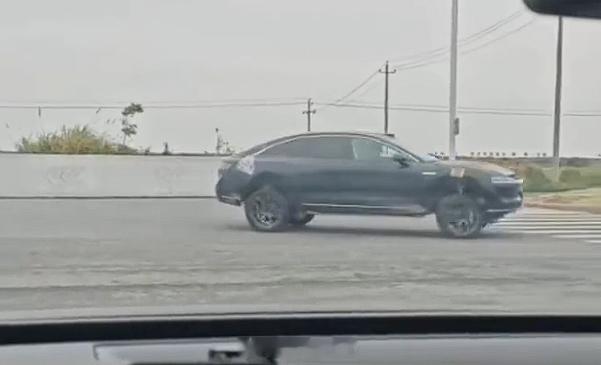 【套了个S9的壳子享界神秘新车路试：离地间隙超高】根据规划，享界将于今年推出全