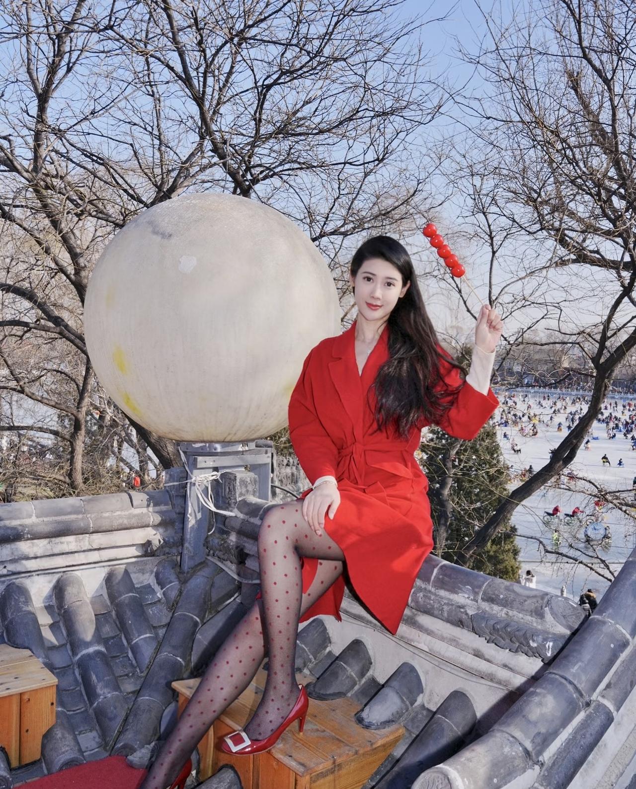 冬日的什刹海，藏着老北京最地道的烟火气。冰面如镜，红灯笼高挂，青砖灰瓦间裹着暖意