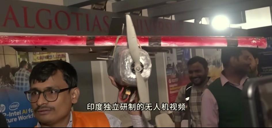 我最佩服三哥的就是脸皮是真厚，拿着橡皮筋绑着塑料泡沫就敢在那展示无人机，讲解员还