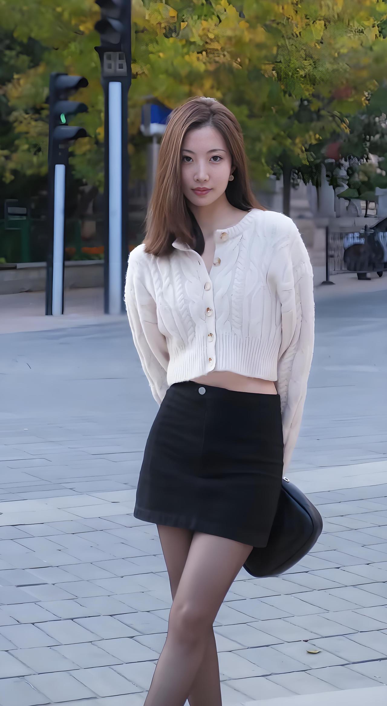 秋日穿搭指南：复古风外套+黑色短裙+黑皮鞋，优雅又时尚！