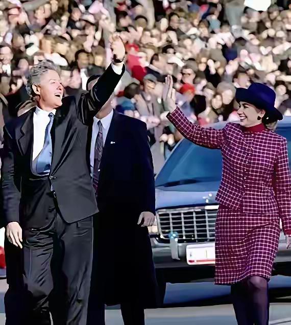 【当年的克林顿和希拉里，意气风发、光芒万丈】他们站在西方精英的巅峰，一对最耀眼的