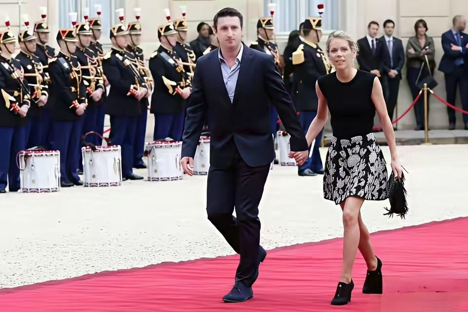 法国总统马克龙的家族，最近又贡献了一条八卦新闻。他的继女，42岁，官宣了新恋