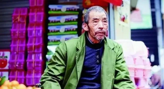 1992年，武汉一位年纪大的单身汉在菜市场捡到了两个女婴，靠着摊位卖菜，他将这两