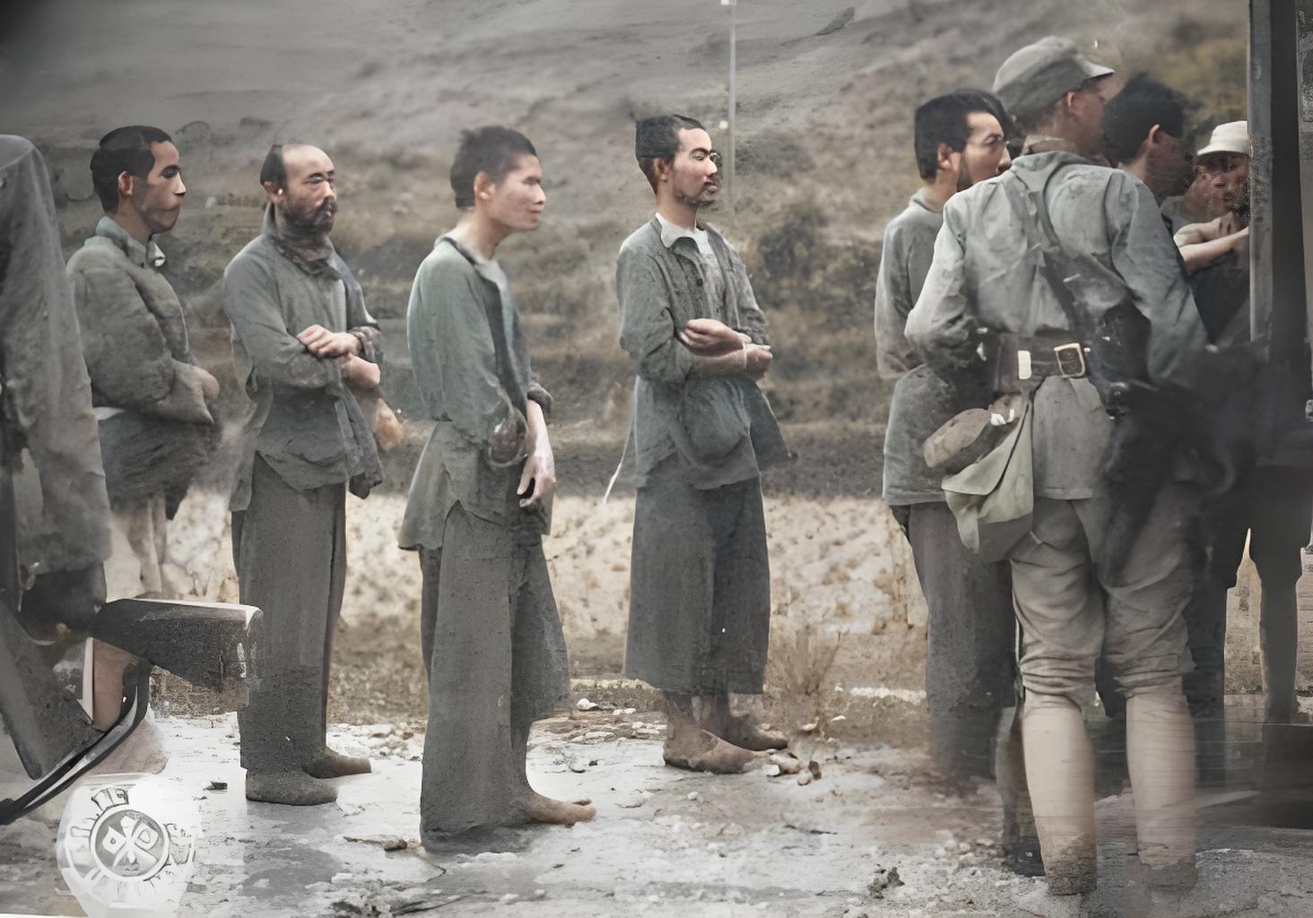 1944年10月7日，中国军队押送被俘的日军便衣奇袭队人员前往关押地，为防逃跑，