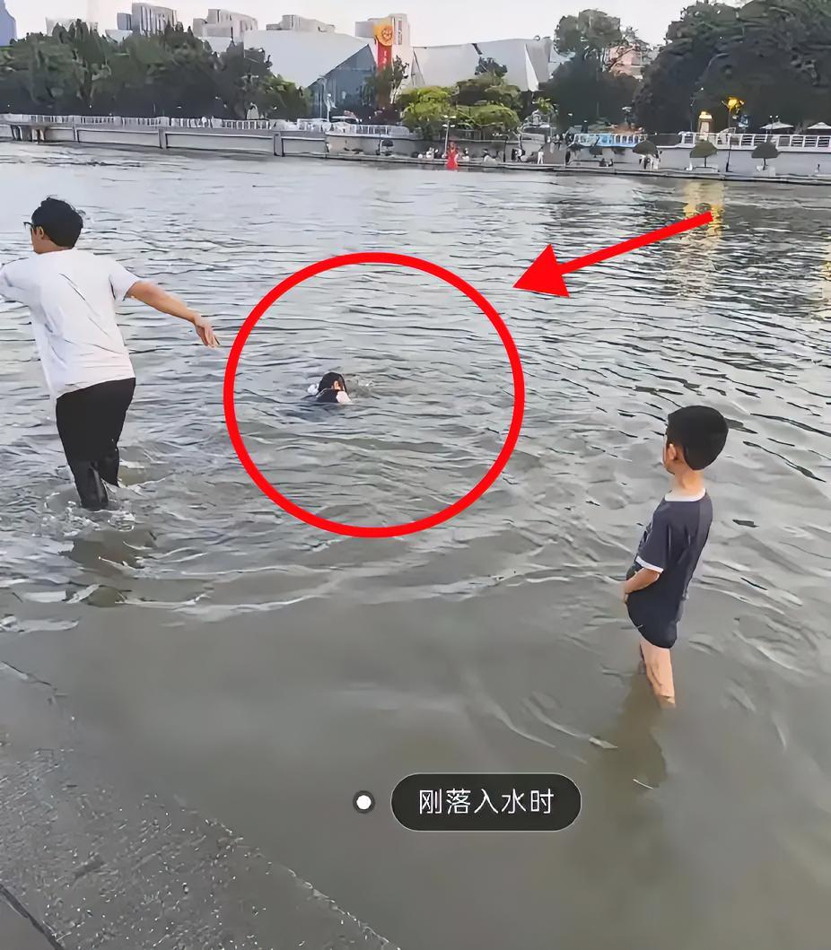 天津之眼母子溺亡最初画面曝光！从最初落水的画面看，孩子的父亲应该也不会游泳，