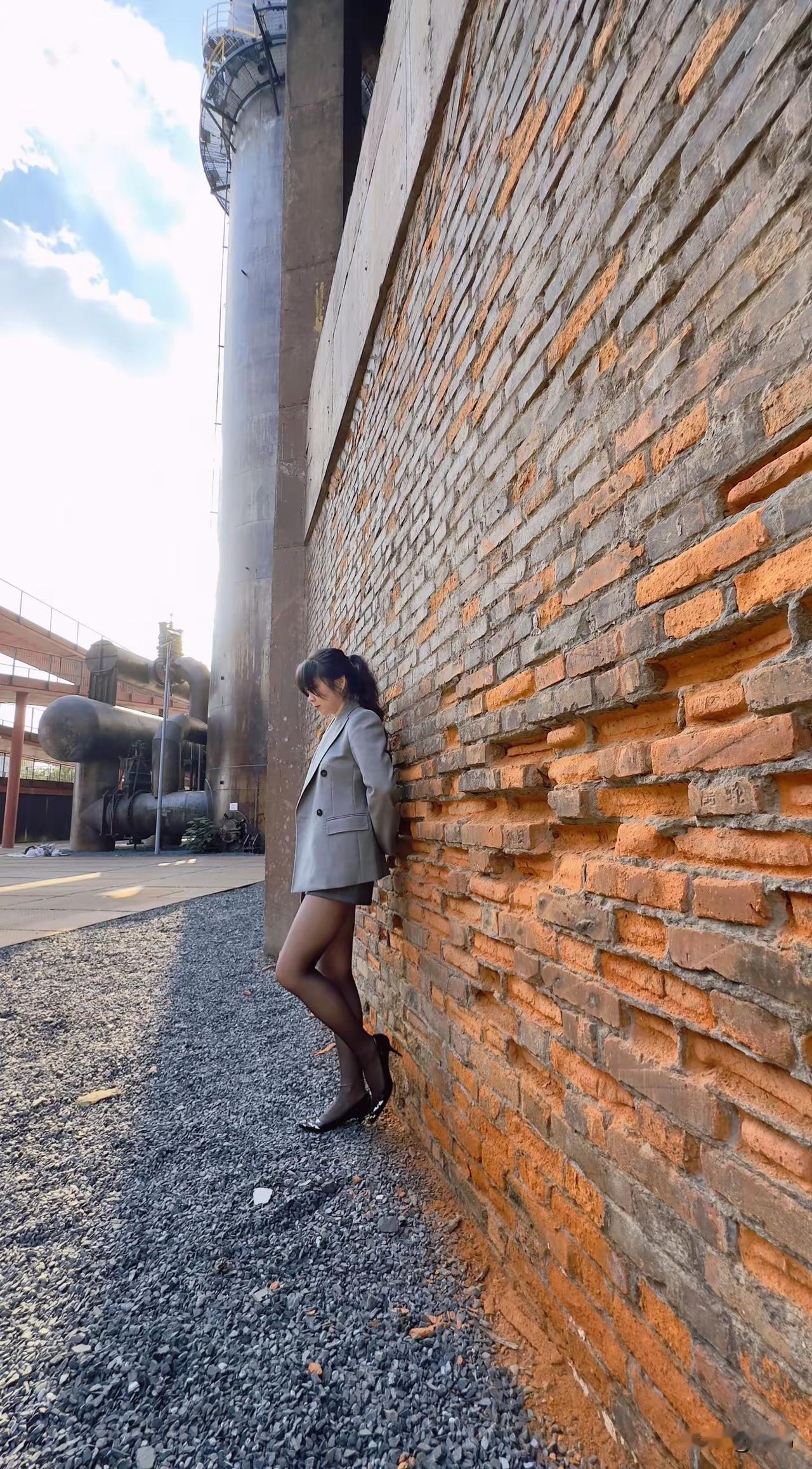 女生丝袜的寿命跟好多因素有关。材质质量首当其冲，像尼龙丝袜质量较好，正常使用能撑