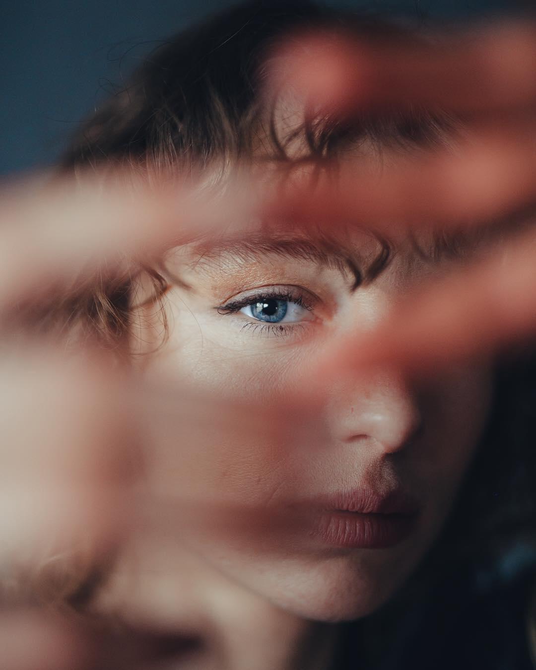 如何提升我们的审美？多鉴赏一些优质的摄影作品。如这一组，画面聚焦于水畔雾气朦胧的