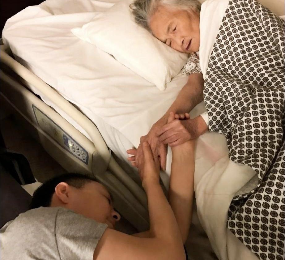 你见过亲妈临走前，闺女死死攥着老太太的手一秒都不肯撒开的画面吗？今天看到巴图偷偷