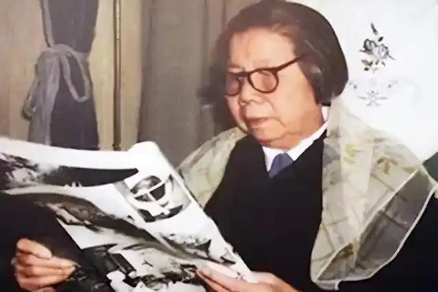 1927年4月，邓颖超在广州产下一子，由于这个孩子生下来体重太大，有10斤重，超