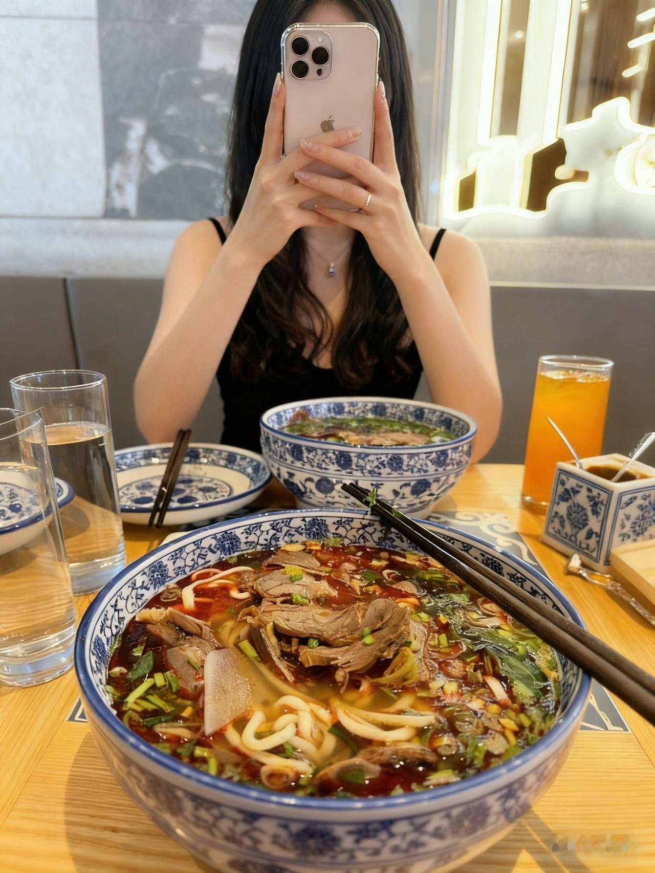 加班到很晚，都没有吃晚饭，和女同事到单位楼下的面馆一起吃碗面，她用某宝碰一碰付的