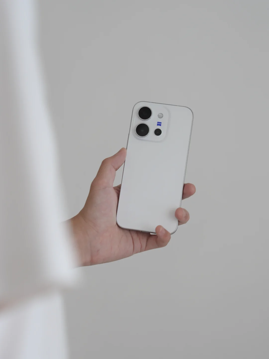 第一眼看 vivo X300 E：月光白比想象中耐看
