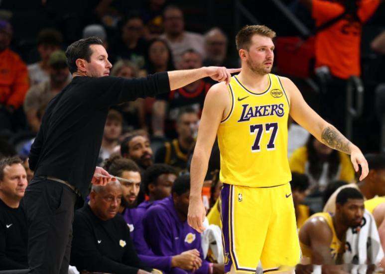 近日，湖人媒体人、前湖人记者JovanBuha在《LakersCollect