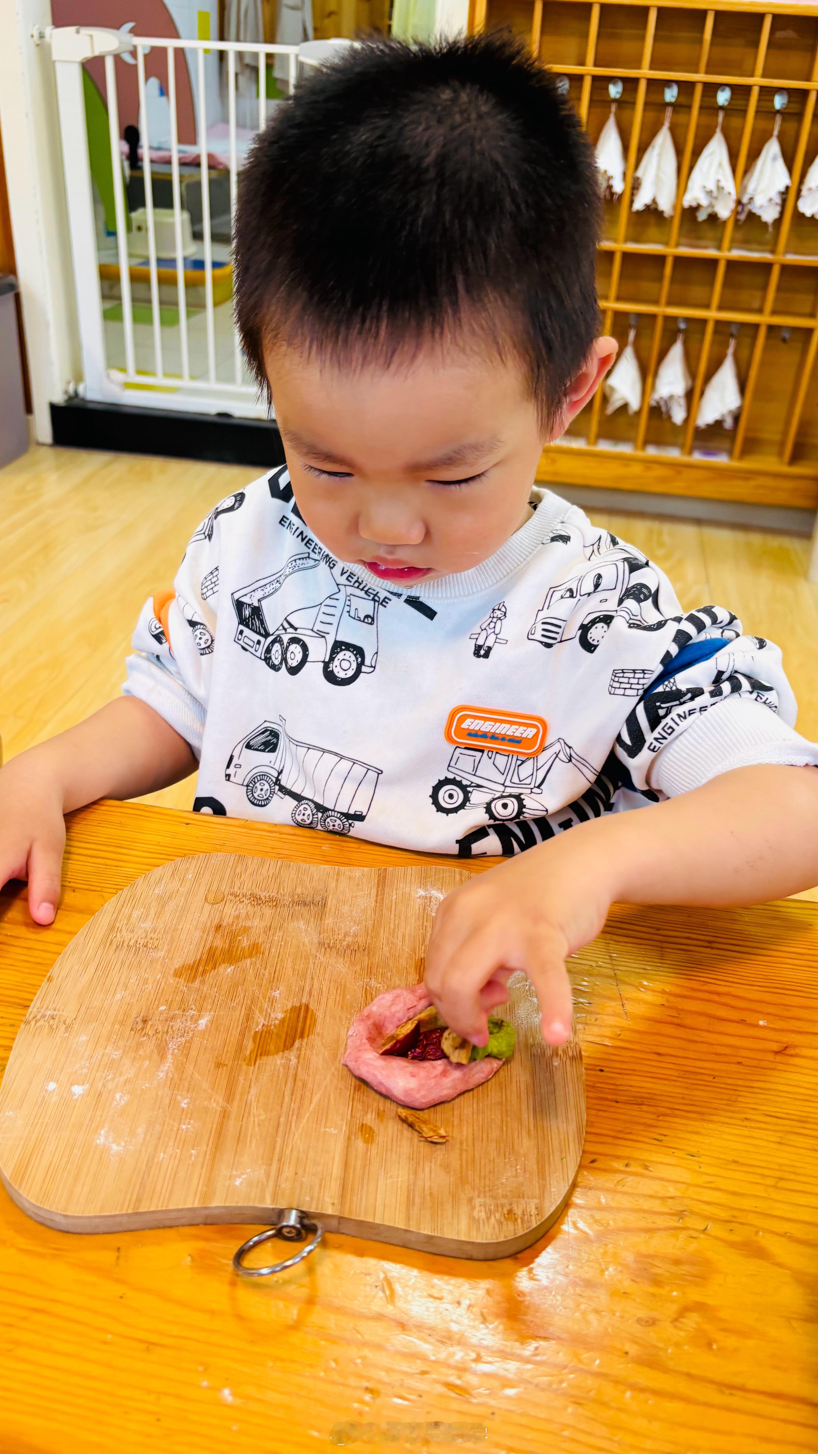 柴柴幼儿园第八周第二天【入园情绪】早上老师接到柴柴就一起回教室放书包，然后老师陪