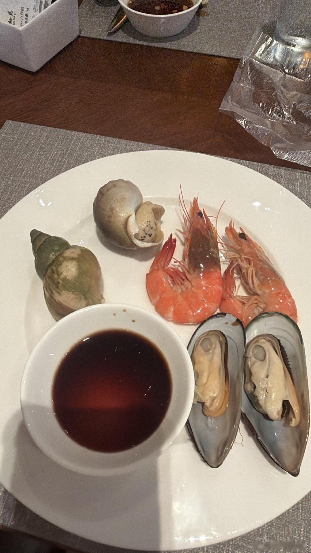 吃小龙虾尽量选蒜香的一开始还纳闷儿，原来是吃麻辣的因为重调料可能会掩盖不新鲜的味