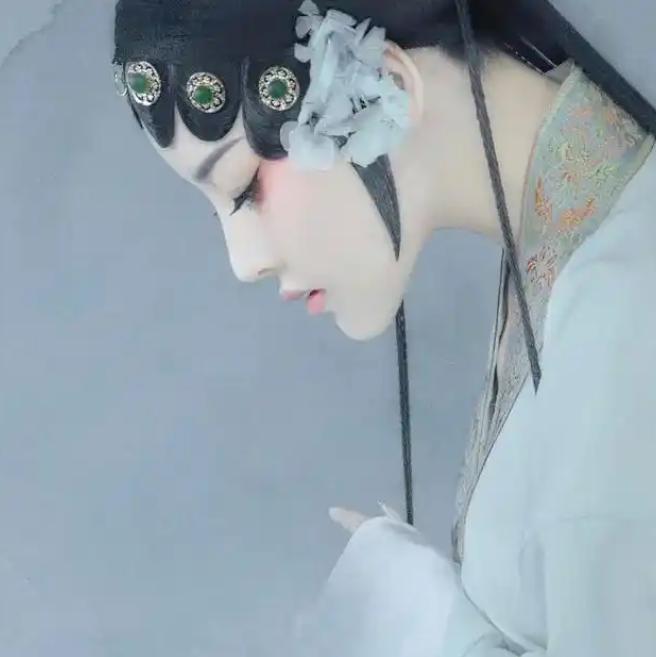公元1182年的台州大牢里，一个绝色女子被打得遍体鳞伤，狱卒把刑杖举得老高，等着