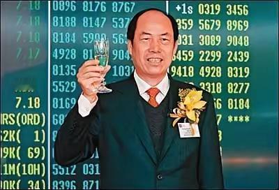 碧桂园老板杨国强这波操作真是让人五味杂陈。一年半前碧桂园资金紧张，把15亿买来的