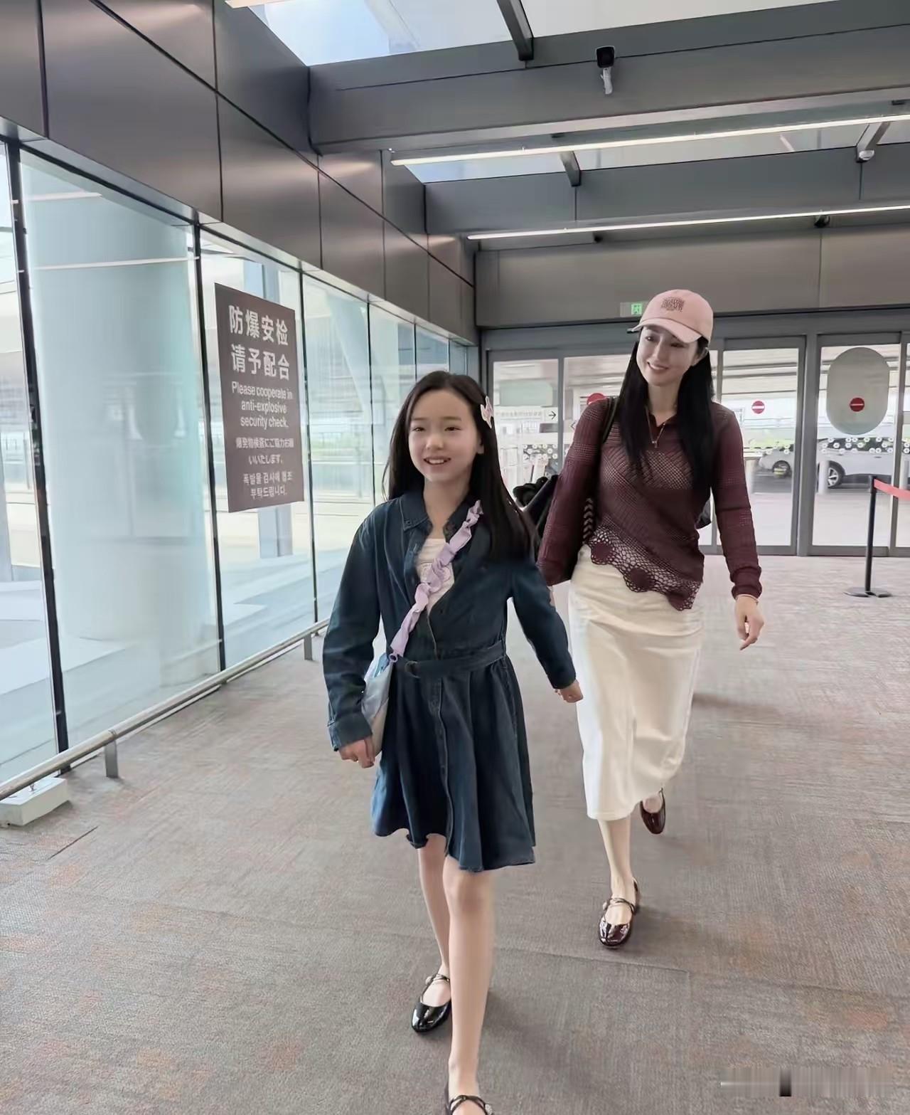 这届网友是真难带！明星藏孩子，你说“肯定有鬼”；大大方方带出来，你又说“拿娃