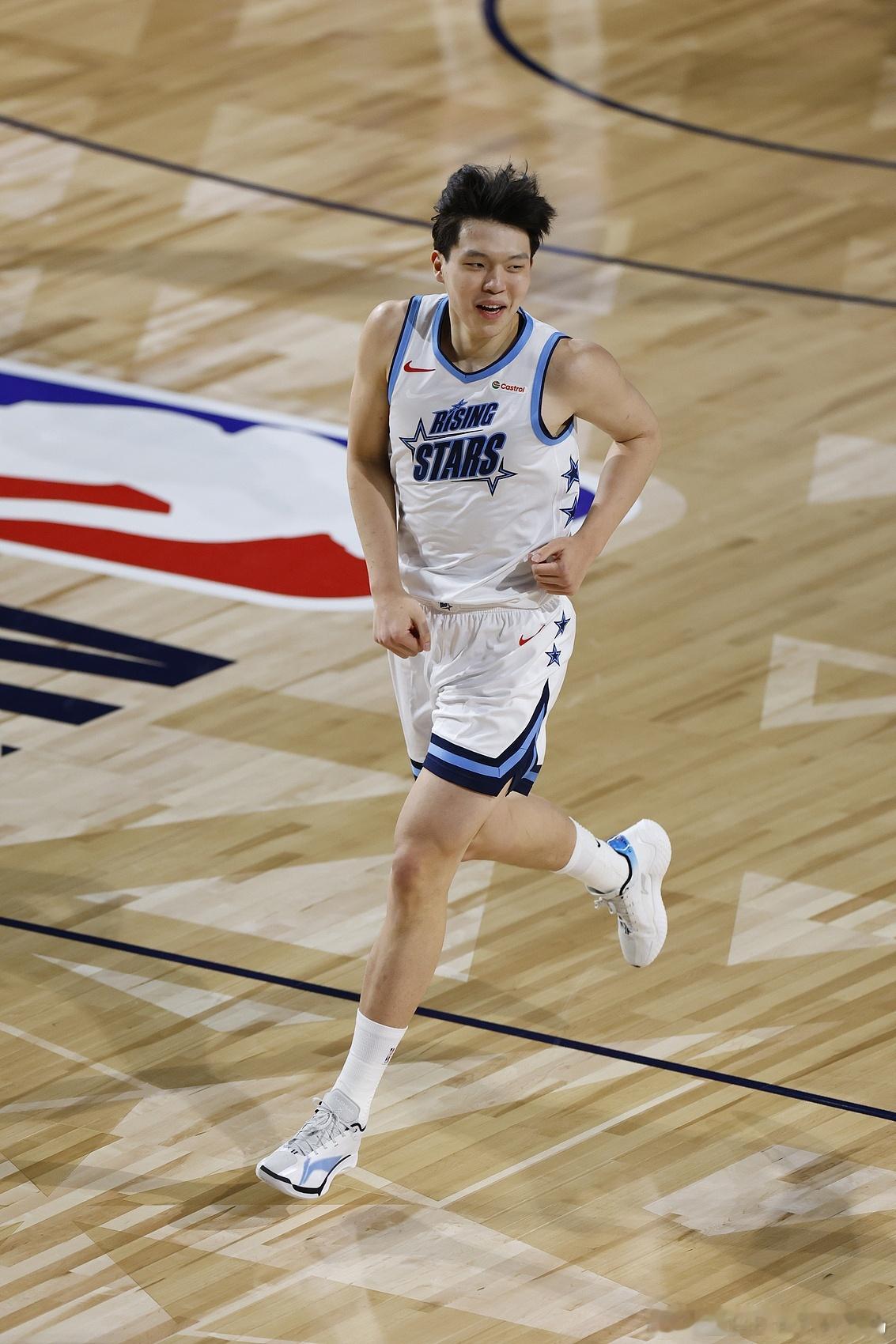 2月17日杨瀚森在NBA全明星周末期间接受了采访，谈到了自己的进步。杨瀚森表示