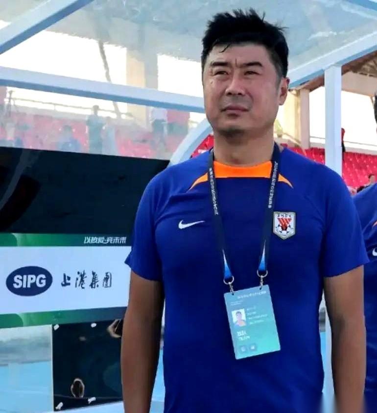 我缓了半天，真的，就盯着那个比分。0比4。全场0射正。我甚至觉得第一个数字