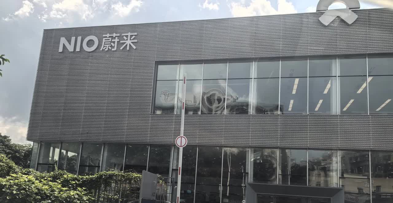 展车布局太拉跨了！广州最大的蔚来4S店，竟然没有萤火虫展车！奔着萤火虫来的，结果