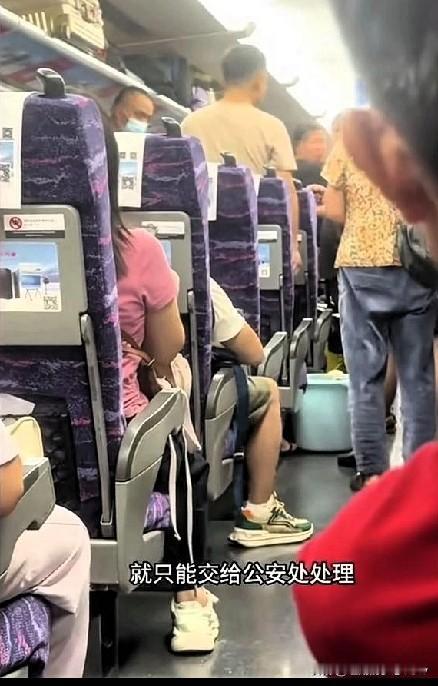 高铁上一个八、九岁的小女孩漂亮可爱，旁边男子看见她甚是喜欢，立马就情不自禁的拥入