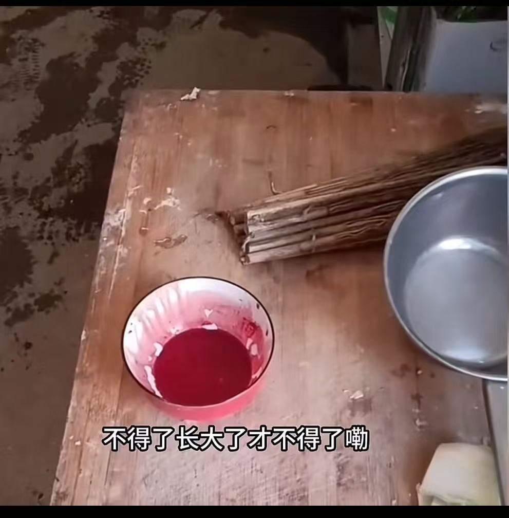 10岁男孩偷偷把家里的鸡杀了，妈妈知道后很震惊，罚孩子下跪反思！网友：这是个很严