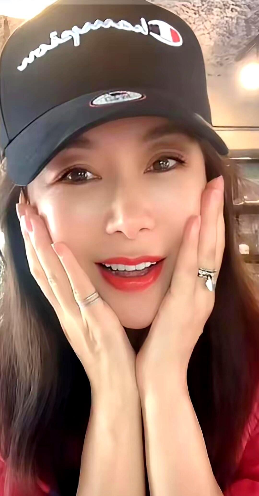 刷到一张照片，愣了半天，这女演员是谁？！皮肤状态绝了，细腻得像剥了壳的鸡蛋，