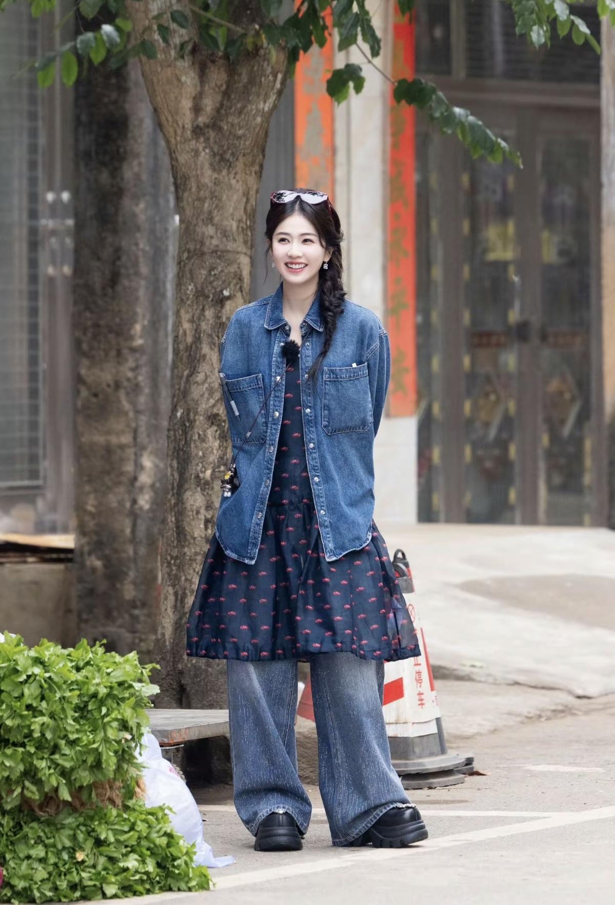 白鹿的笑容，是市井里最鲜活的阳光 白鹿的日常穿搭，永远是舒适与时尚的天