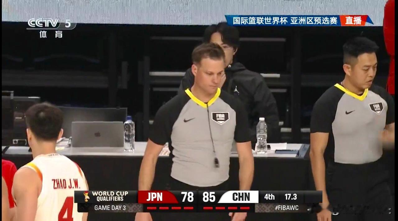 最后一分钟，裁判当主角。给中国教练一个技术犯规，日本队罚篮；在一个正常防守下，