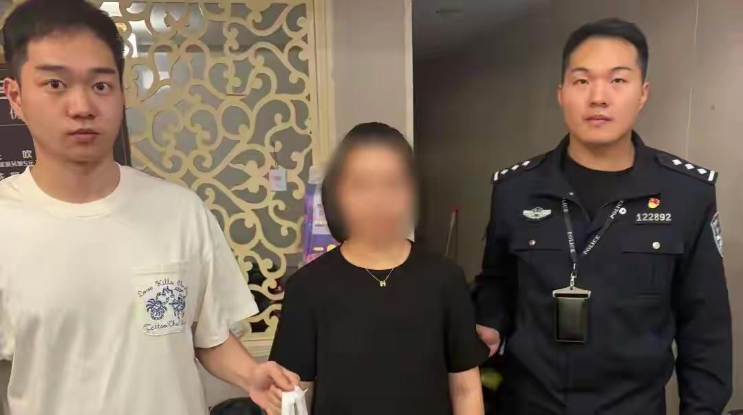 真是大开眼界！浙江宁波，一对夫妻在超市选购了整整两大购物车商品，竟然只付了118