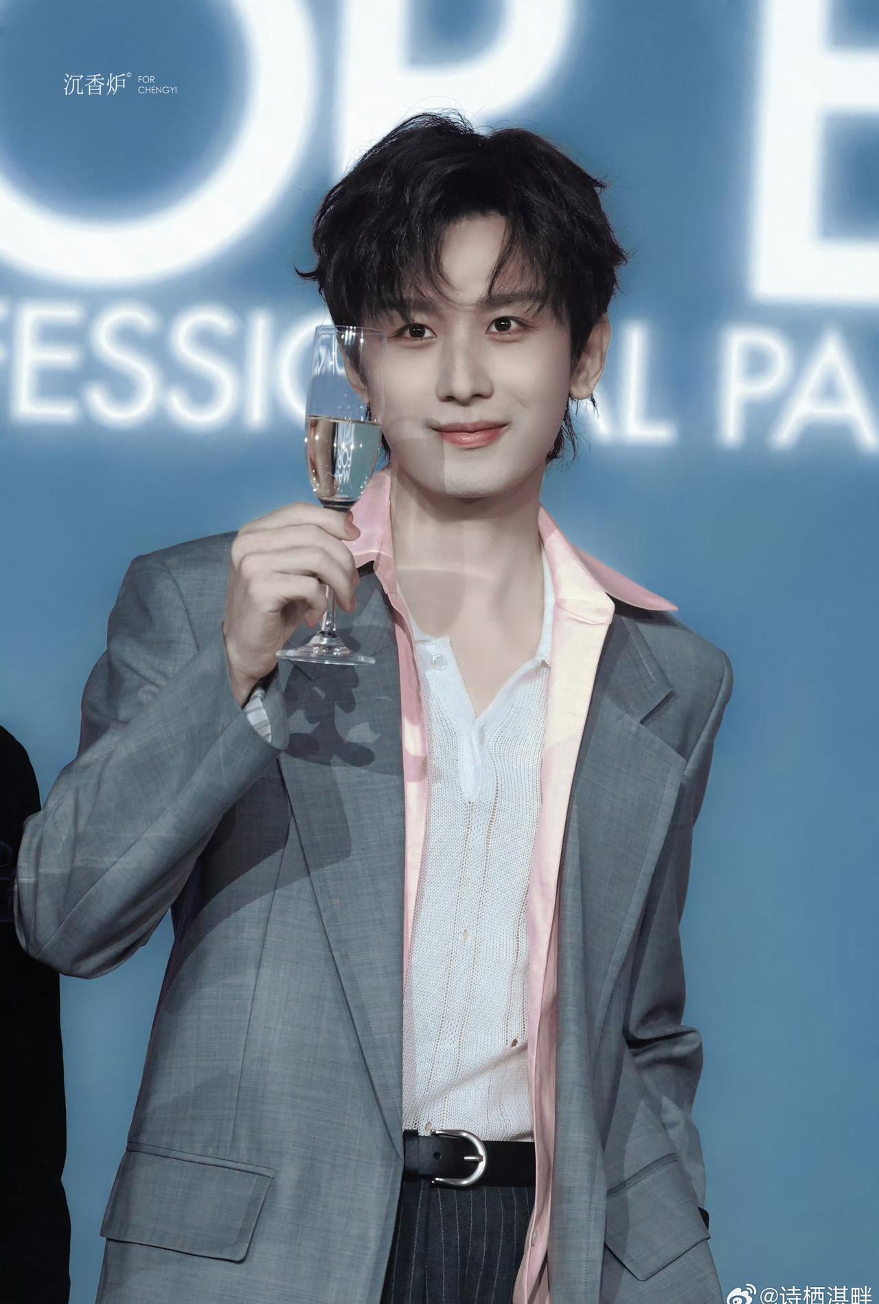 繁华落尽，我仍守着一份纯粹的喜欢。只专注于成毅，专注于你的作品，专注于你的坚持。