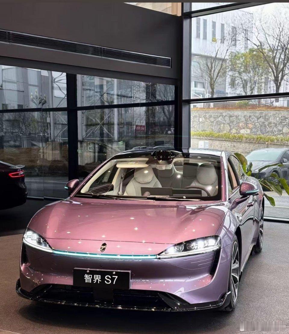 运动轿跑智界S7太会拿捏颜值！流畅造型自带吸睛buff，镜头里随手拍都是大片，再