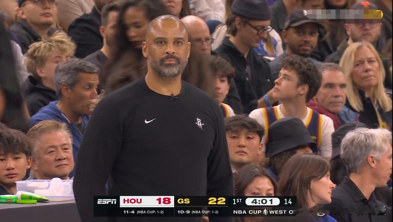 火箭主帅乌度卡真是太欣慰了！在今天进行的火箭和勇士的比赛中，当时比赛进行到了第一