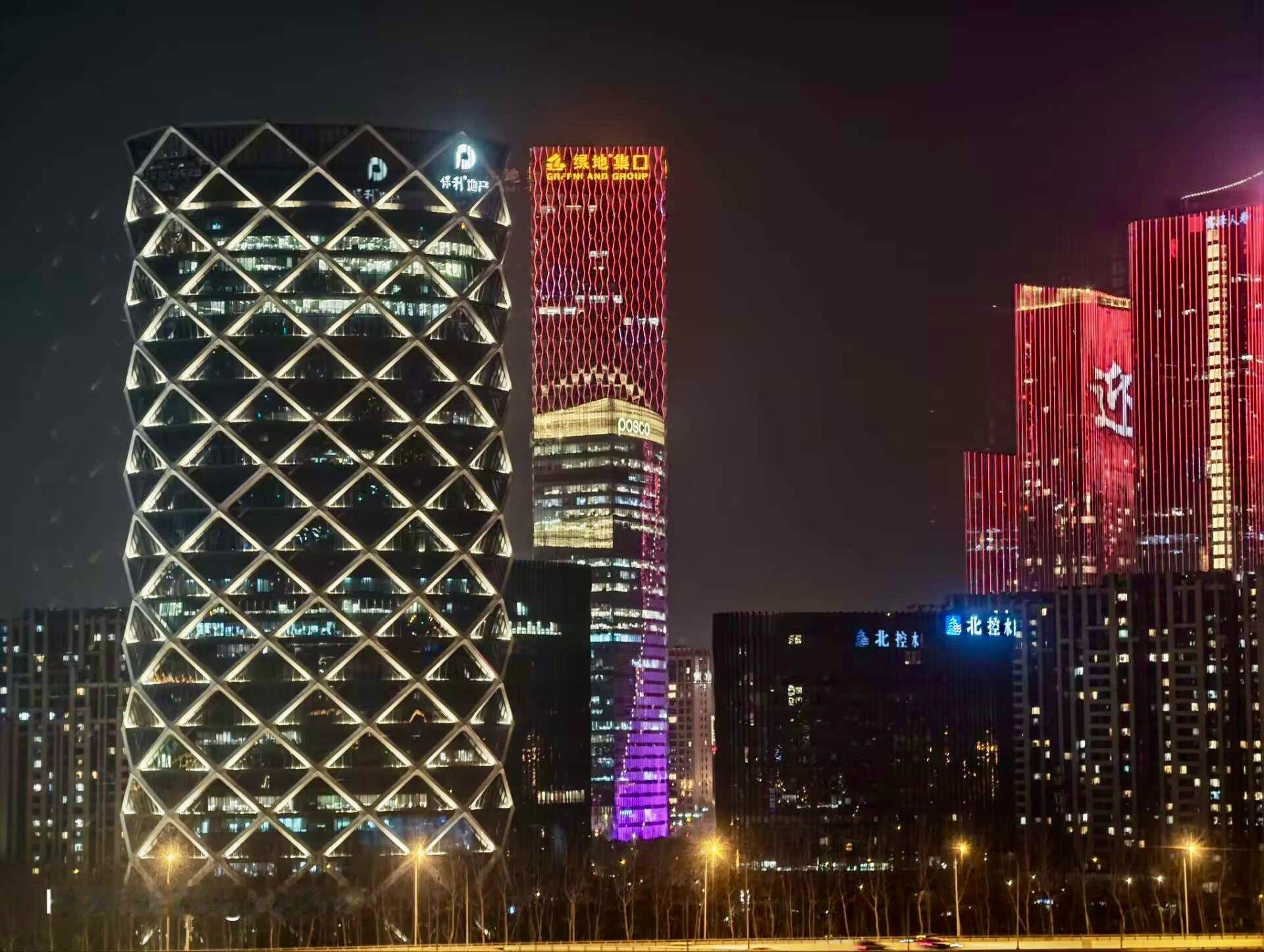 晚上到家，躺沙发上看对面夜景，突然想拍一张，荣耀Magic8Pro这随手一拍都